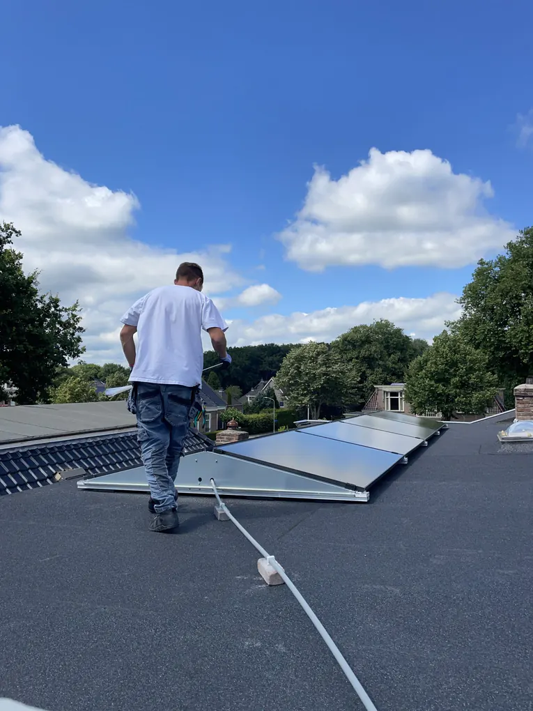 Monteur van Solar Virtuoos aan het werk op een dak