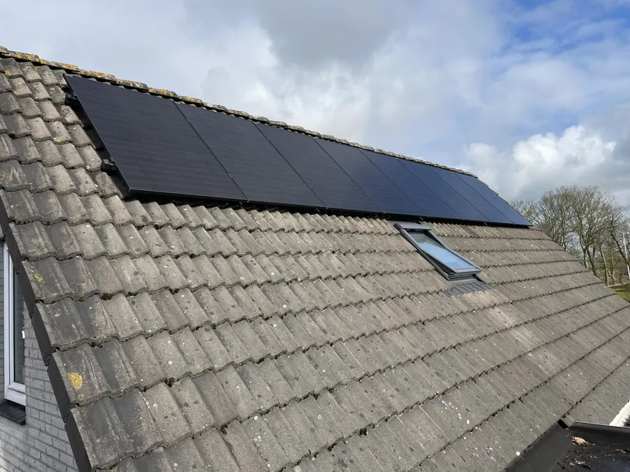 Zonnepanelen op schuur