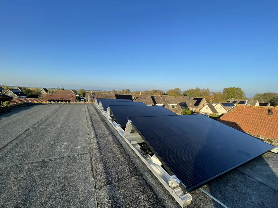 Zonnepanelen op een plat dak, geïnstalleerd door Solar Virtuoos