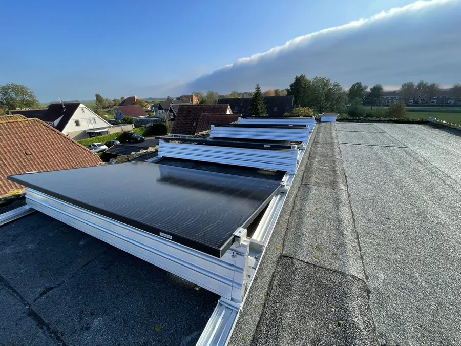 Panelen op bitumen dak