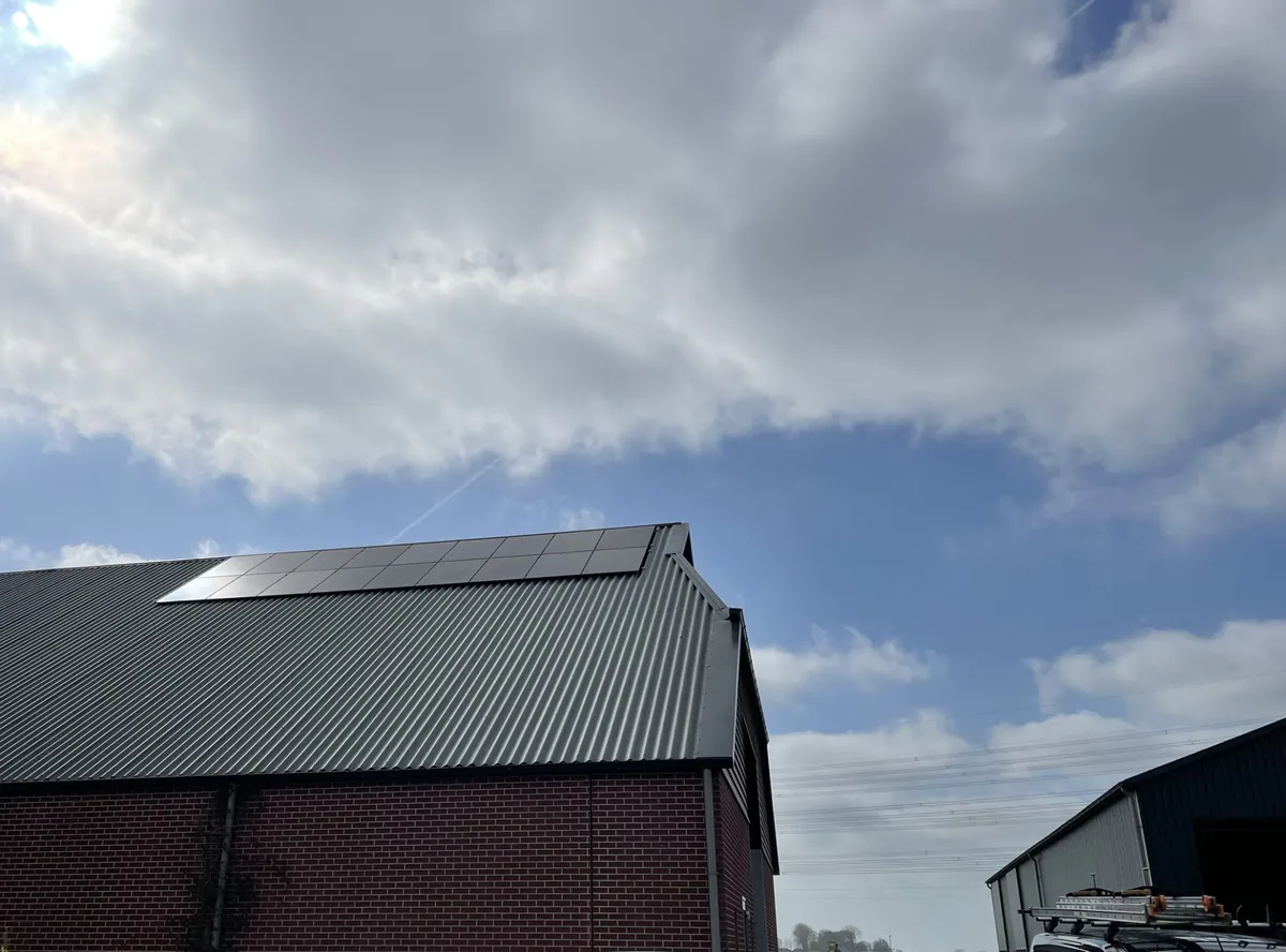 Zonnepanelen op golfplaat